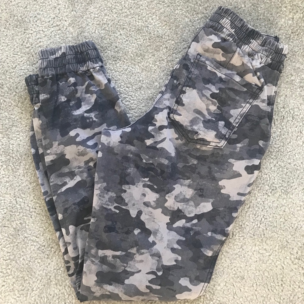 EUC Spanx Cargo Jogger Pants - Stretch Twill In Blackwash Camo | Size Smalls